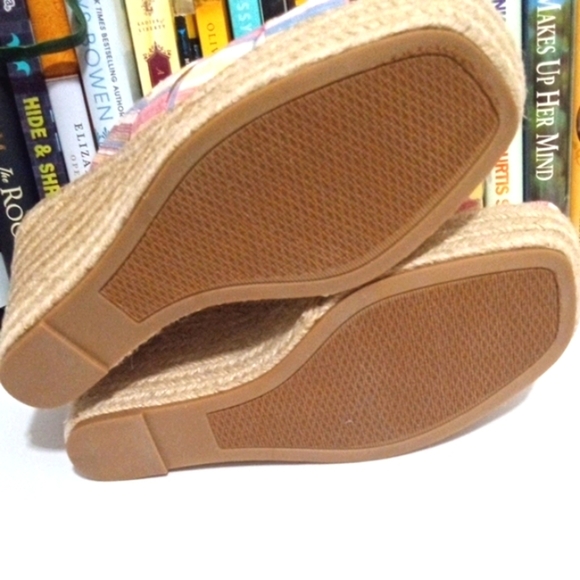 SUGAR MULTICOLOR STRIPE WOVEN WEDGE HEEL SANDAL SIZE 7.5 NWT - Picture 8 of 9